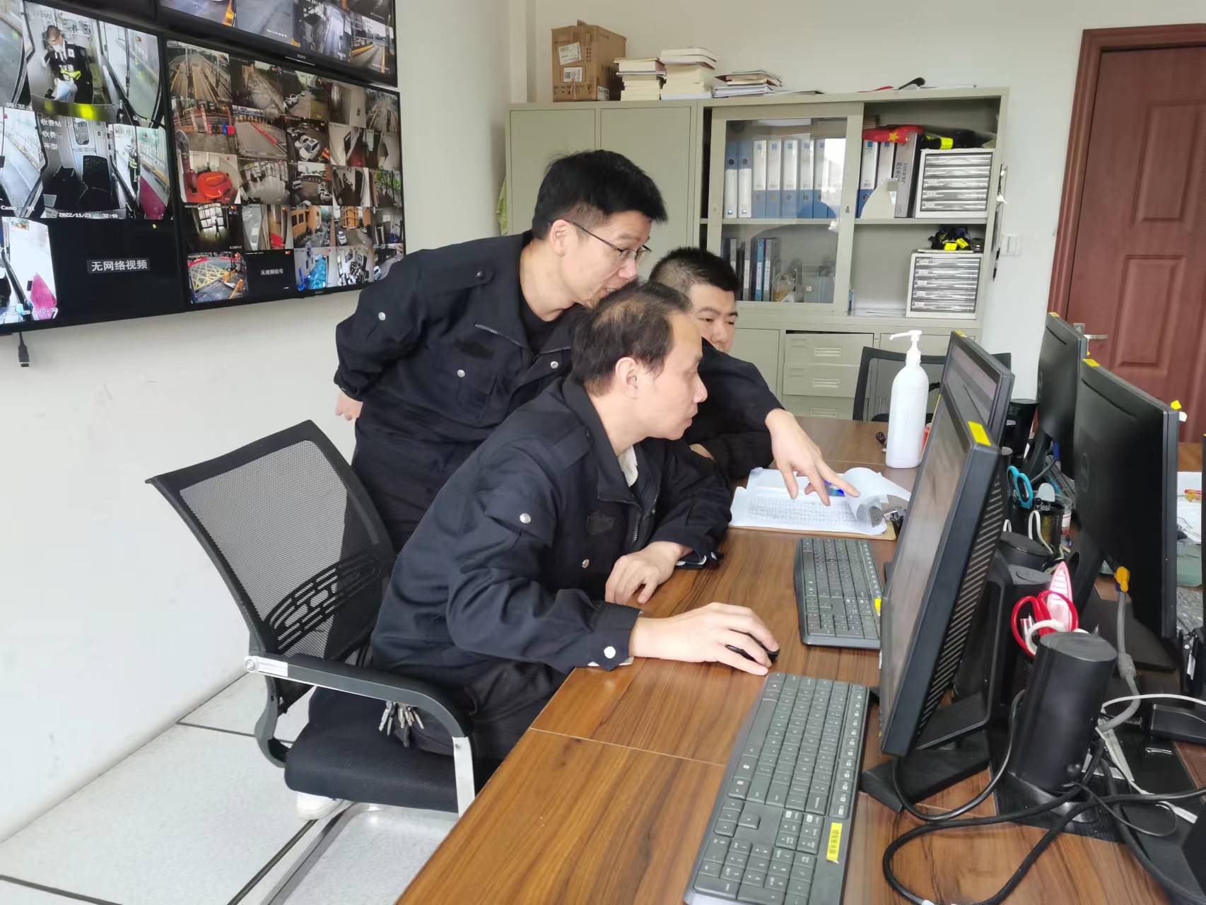 1669189335112785.jpg 圖為工作人員對內網(wǎng)計算機安裝新殺毒軟件.jpg